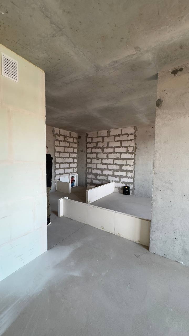 До ремонта — бетон от застройщика